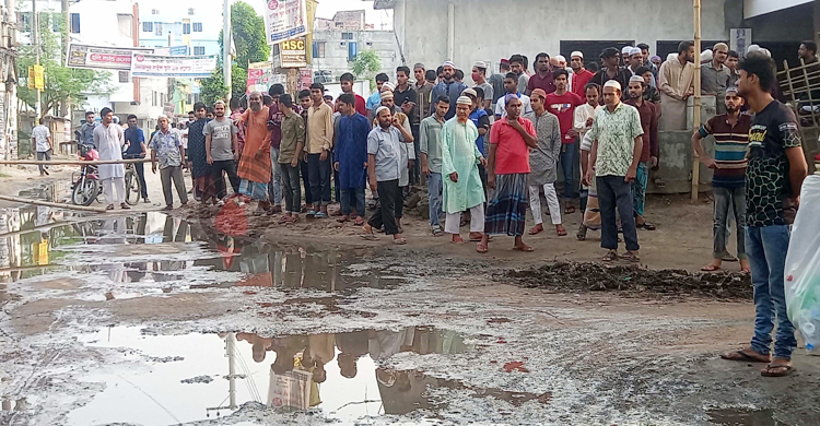 রাস্তার ওপর ড্রেনের পানি, ক্ষোভে রাস্তা বন্ধ করলেন এলাকাবাসী