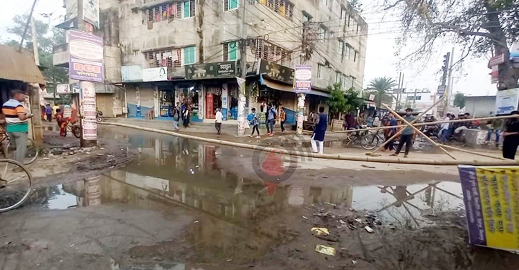 রাস্তার ওপর ড্রেনের পানি, ক্ষোভে রাস্তা বন্ধ করলেন এলাকাবাসী