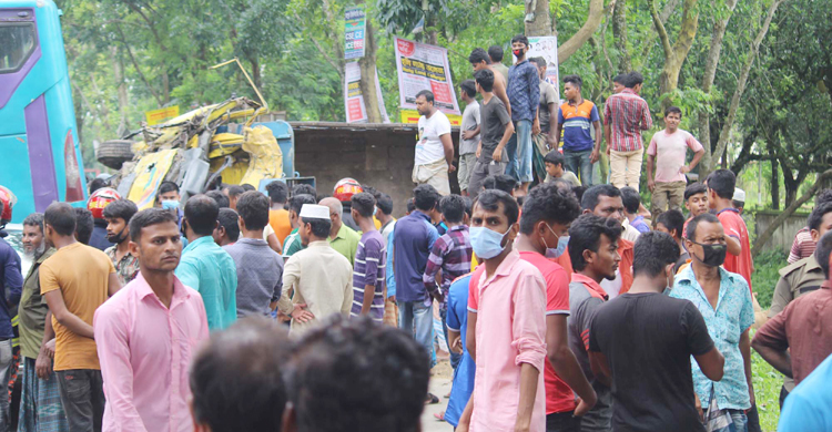 বাস-ট্রাক ও প্রাইভেটকারের ত্রিমুখী সংঘর্ষ