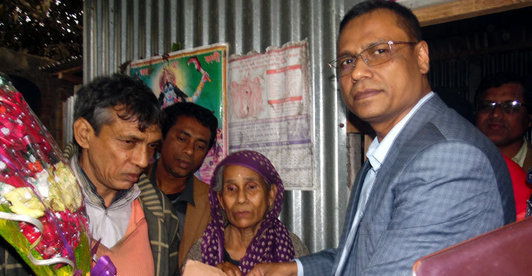 ঢামেকের সাবেক সেই শিক্ষার্থীর পাশে দাঁড়ালেন এসপি