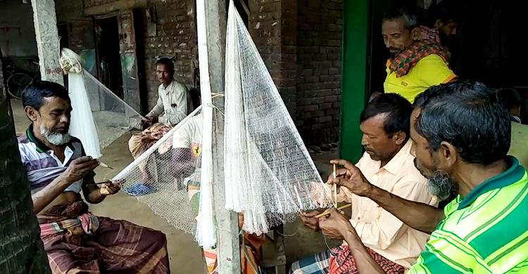 সুতার জালে সংসার চলে কর্মহীন কুলিদের