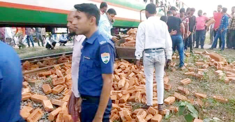 রেললাইনের ওপর বন্ধ হয়ে গেলো ট্রলি, ধাক্কা দিলো ট্রেন