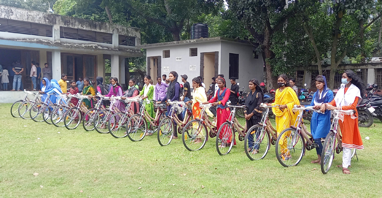 ক্ষুদ্র নৃ-গোষ্ঠীর ৩০ শিক্ষার্থী পেলো বাইসাইকেল