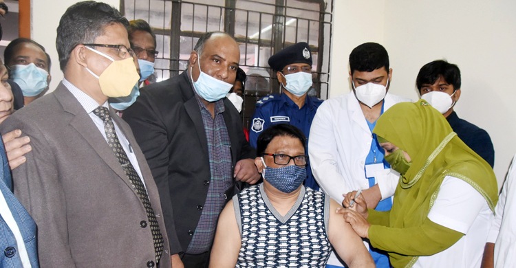 দিনাজপুরে প্রথম ভ্যাকসিন নিলেন হুইপ ইকবালুর রহিম