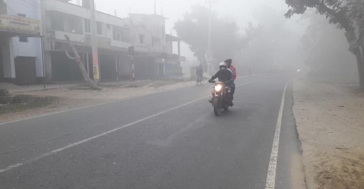 ঘন কুয়াশায় ঢাকা পড়েছে দিনাজপুর