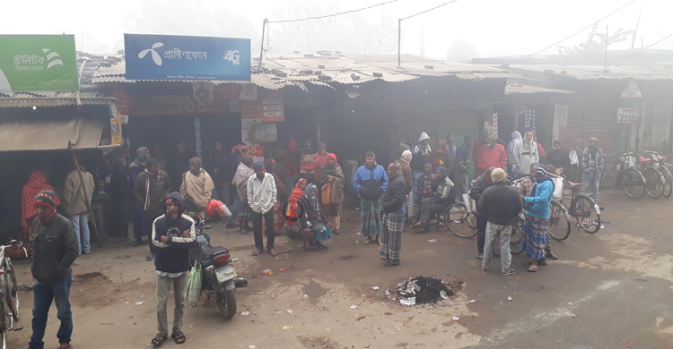 দিনাজপুরে বেড়েছে শীতের তীব্রতা, বিপাকে শ্রমজীবী মানুষেরা