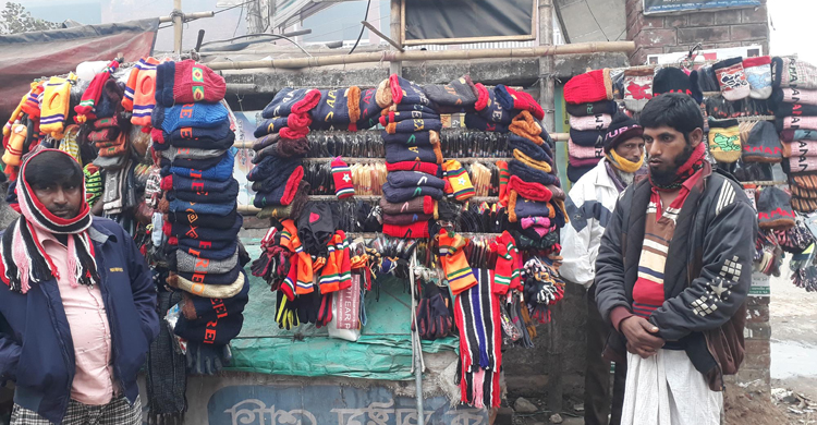 দিনাজপুরে বেড়েছে শীতের তীব্রতা, বিপাকে শ্রমজীবী মানুষেরা