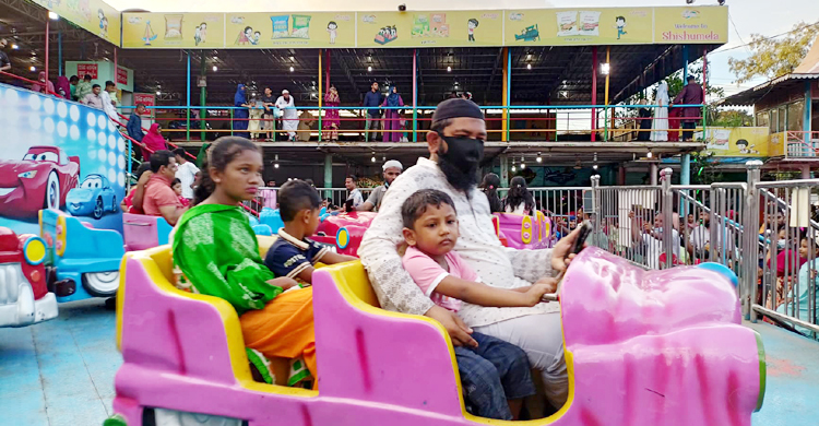 শ্যামলী শিশু মেলায় ছোটদের সঙ্গে মেতেছেন বড়রাও