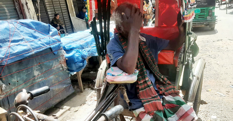 প্রিয়জনদের মুখে হাসি ফোটাতে ঈদের দিনেও রিকশা চালান তারা