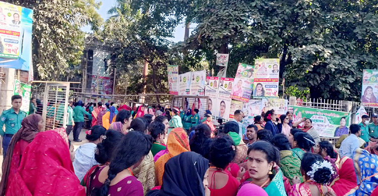 সোহরাওয়ার্দী উদ্যানে জড়ো হচ্ছেন মহিলা আওয়ামী লীগের নেতাকর্মীরা