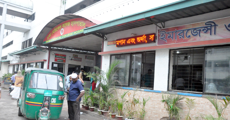 ঢামেক হাসপাতালে টাকায় মেলে ‘জাল মেডিকেল’ সনদ!