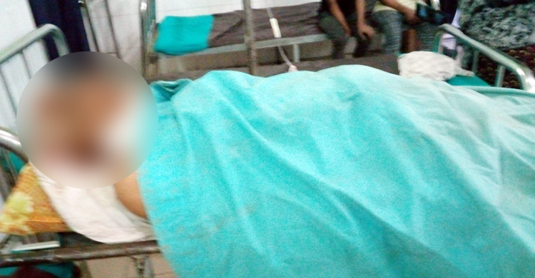 মাদকাসক্ত ছেলের ছুরিকাঘাতে হাসপাতালে বাবা