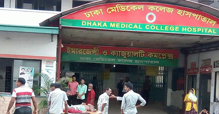 ঢামেকে ইন্টার্ন চিকিৎসকদের কর্মবিরতি, ব্যাহত চিকিৎসাসেবা
