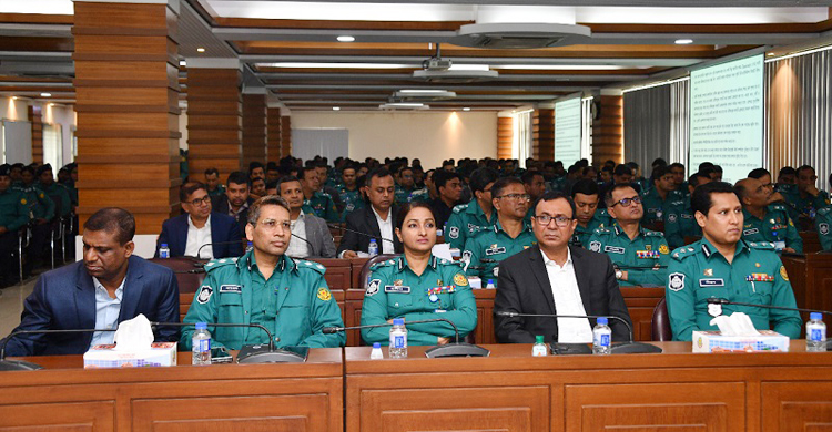 ডিসেম্বরের ভালো কাজের পুরস্কার পেলেন ডিএমপির যেসব কর্মকর্তা