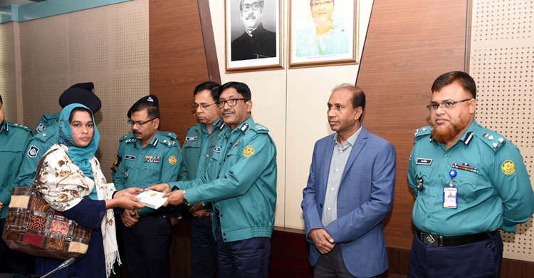 কর্তব্যরত অবস্থায় হতাহতদের আর্থিক অনুদান দিলেন ডিএমপি কমিশনার