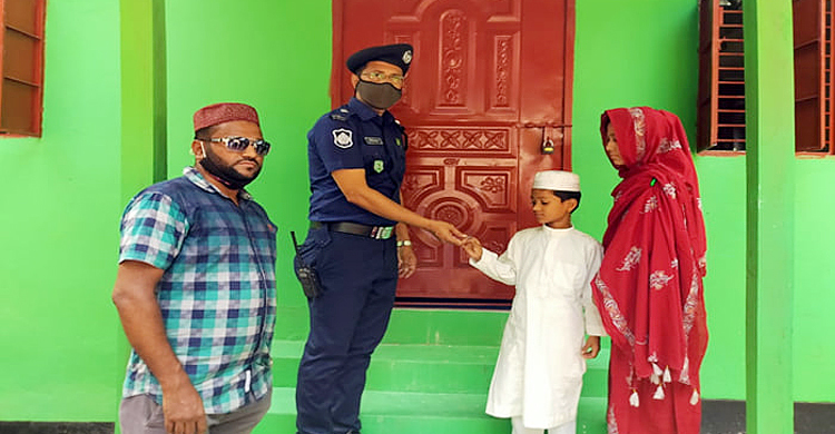 করোনায় মৃত এএসআইয়ের পরিবারকে ঘর নির্মাণ করে দিলেন ডিএমপি কমিশনার