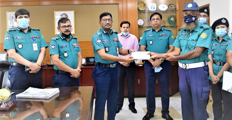 আহত ও অসুস্থ ১০০ পুলিশ পেলেন ২৯ লাখ টাকা
