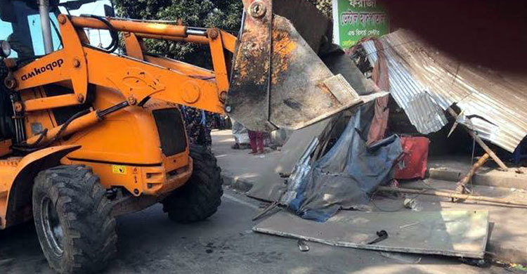 অবৈধ স্থাপনা উচ্ছেদে ডিএনসিসির অভিযান