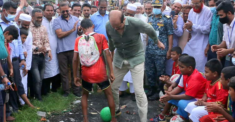 অনশনরত শিক্ষার্থীদের সঙ্গে মেয়র আতিকের সংহতি