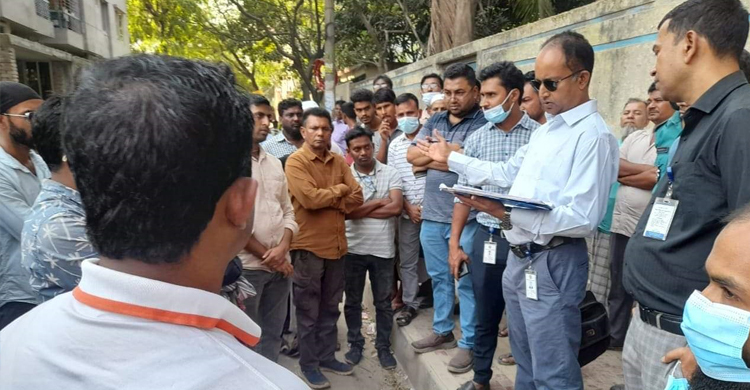 অবৈধভাবে সড়ক-ফুটপাতে রাখা নির্মাণসামগ্রী ১৩ লাখে নিলামে বিক্রি