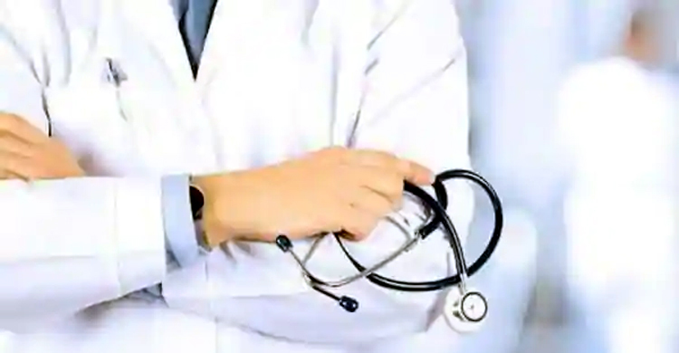 ব্যথায় কান্না করায় বৃদ্ধা রোগীকে থাপ্পড় মারলেন চিকিৎসক