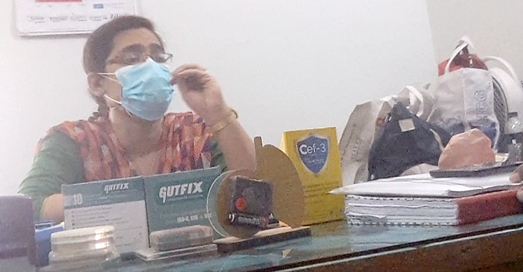 পছন্দের ক্লিনিকে টেস্ট না করায় রিপোর্ট ছুড়ে ফেলে দিলেন ডাক্তার