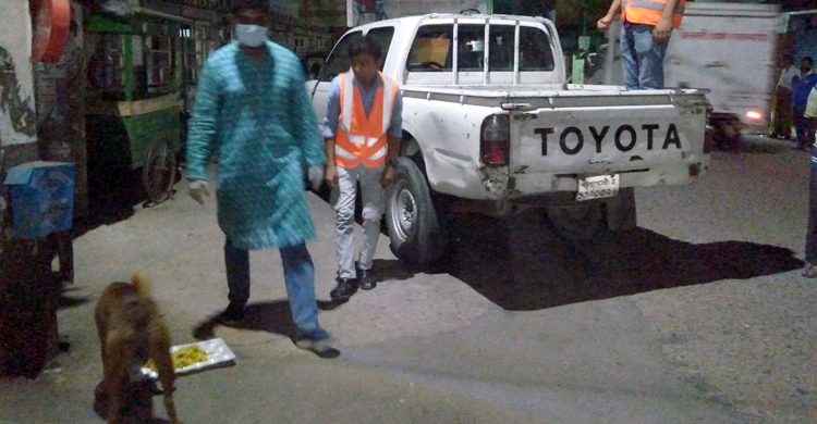 গলির কুকুরগুলোরও খাবারের ব্যবস্থা করলেন মেয়র