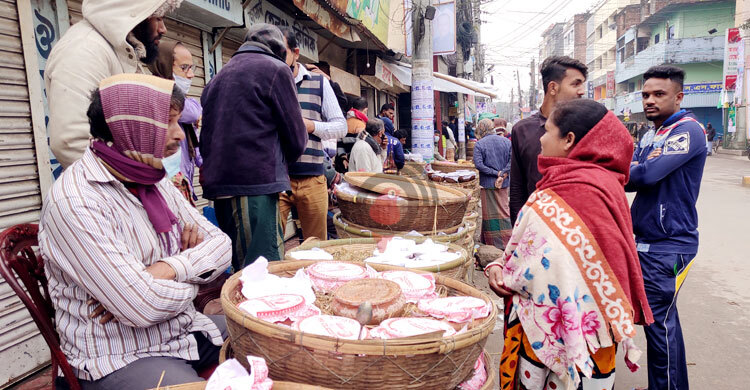 সরস্বতী পূজায় বসেছে সিরাজগঞ্জের ঐতিহ্যবাহী দই মেলা