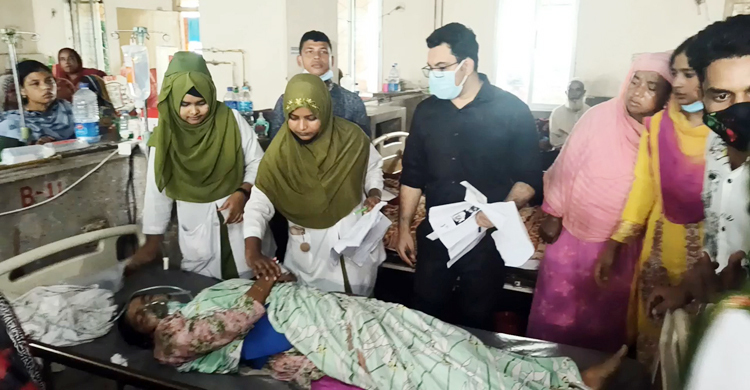 সড়ক দুর্ঘটনায় ৩ দিনের নবজাতকের মৃত্যু, হাসপাতালে বাবা-মা