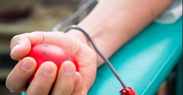 এই সময়ে নিরাপদে রক্তদান করবেন যেভাবে