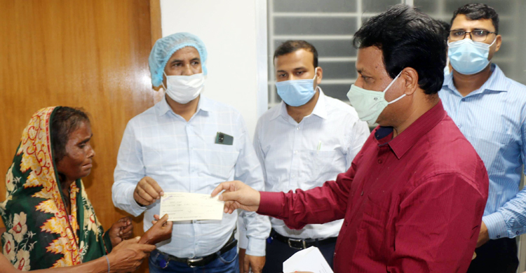 কারখানায় অগ্নিকাণ্ডে আহত ৩ শ্রমিককে ৫০ হাজার করে সহায়তা