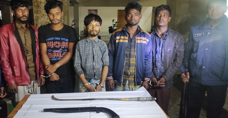 সোনাদিয়া চ্যানেল থেকে অস্ত্রসহ ৫ জলদস্যু আটক