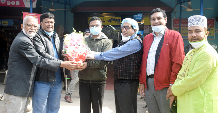প্রথম ভ্যাকসিন নেয়া চিকিৎসক ডা. মুবীনকে ফুলেল শুভেচ্ছা