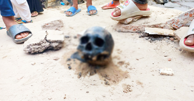 নওগাঁয় ময়লার ড্রেনে মিললো মানুষের মাথার খুলি