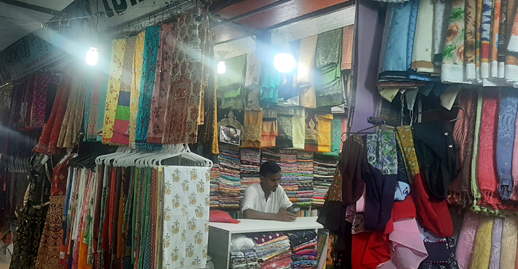 ক্রেতা নেই, অলস সময় কাটাচ্ছেন ব্যবসায়ীরা