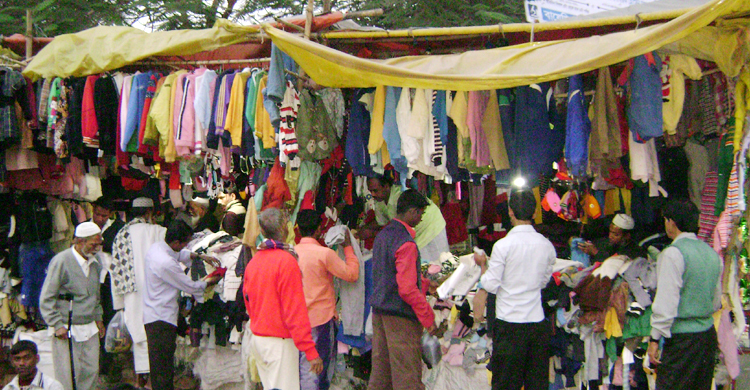 ‘চাই লন, বাছি লন, এক দাম একশ’