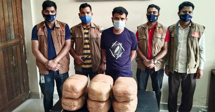 চাঁদপুরে ১২ কেজি গাঁজাসহ একজনকে আটক