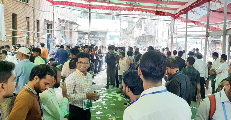 উৎসবমুখর পরিবেশে চলছে ডিআরইউর নির্বাচন