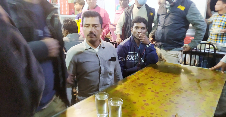 ক্রেতা সেজে মাদক ব্যবসায়ীকে ধরল র‌্যাব