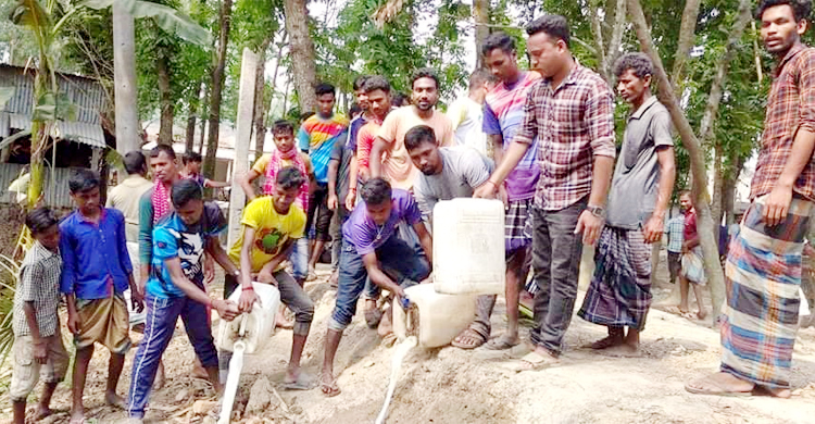 ছাত্রলীগের অভিযানে ১০০ লিটার চোলাই মদ ধ্বংস