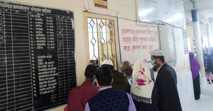 ঝালকাঠি হাসপাতালে সরকারি ওষুধ দিতে ফার্মাসিস্টের গড়িমসি