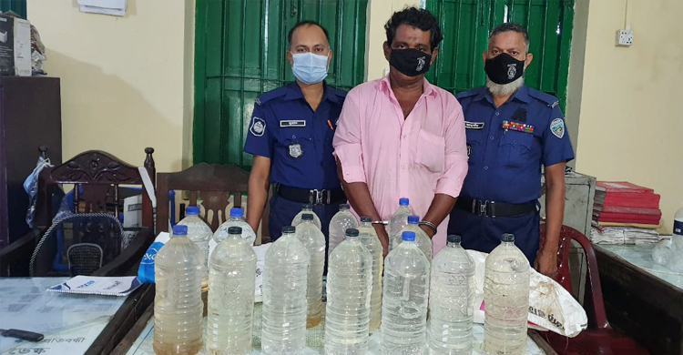 নোয়াখালীতে চোলাই মদসহ কারবারি আটক
