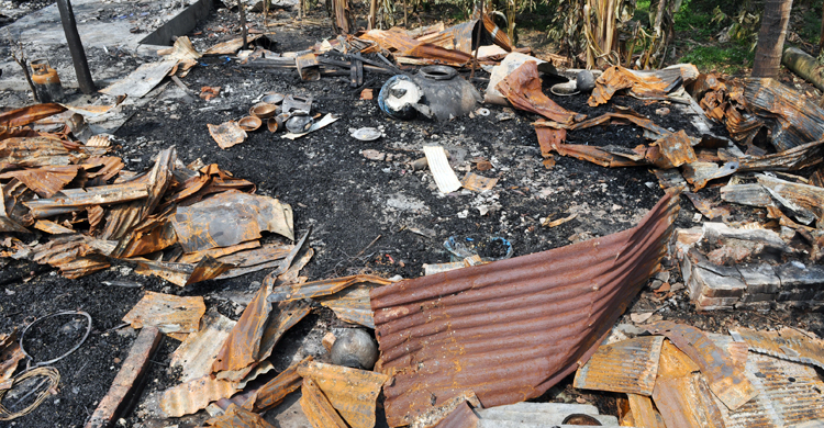 আগুনে পুড়ল মন্দিরসহ ৫টি বসতঘর, ৯০ লাখ টাকা ক্ষতি