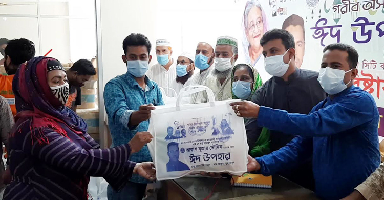 কদমতলীতে ৭ হাজার পরিবারকে খাদ্যপণ্য দিলেন কাউন্সিলর আকাশ কুমার