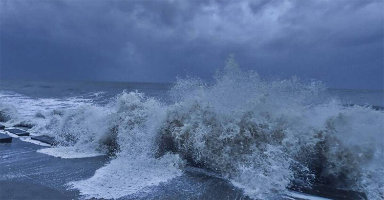গুলাবের অগ্রভাগের ধাক্কা উপকূলে, সর্বোচ্চ গতিবেগ ৯৫ কিমি