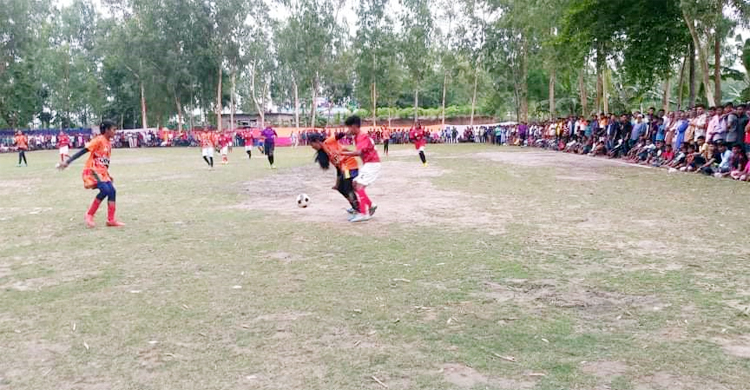 বিরামপুর সীমান্তে ঈদের আনন্দে চমক নারী ফুটবল