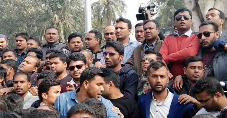 সিটি নির্বাচন পেছানোর দাবিতে ঢাবিতে ছাত্রদলের বিক্ষোভ