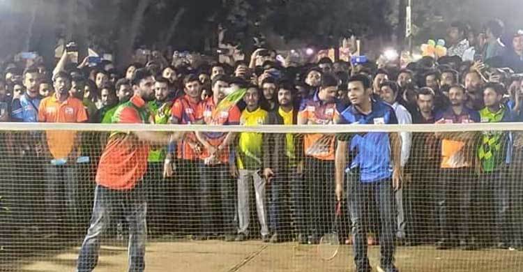 ছাত্রলীগের ব্যাডমিন্টন টুর্নামেন্ট উদ্বোধন করলেন মাশরাফি