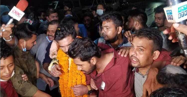 ছেড়ে দেয়ার পর নুরকে হাসপাতালে নিয়ে এলো ডিবি