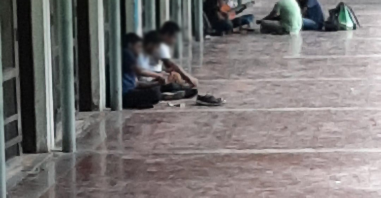 টিএসসিতে গাঁজা সেবনের সময় আটক ৩